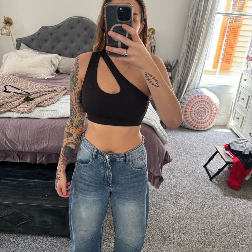 black one shoulder sports bra with cutout